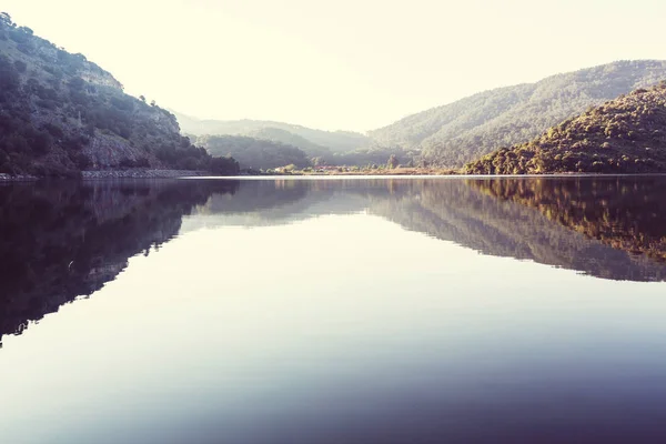 Lago pitoresco com água calma . — Fotografia de Stock