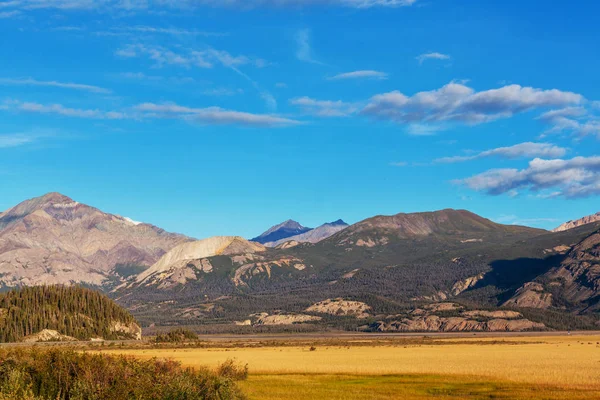 Malerischer Blick auf die Berge in den kanadischen Rockies — Stockfoto