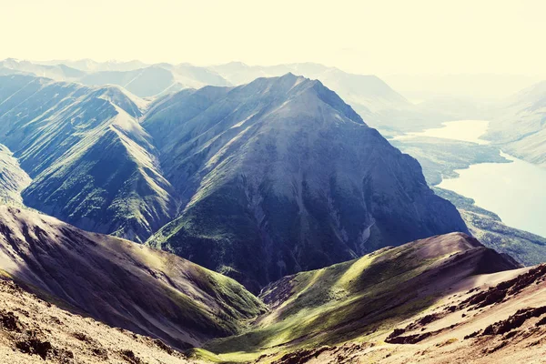 Мальовничим видом на гори в канадських Скелястих горах — стокове фото
