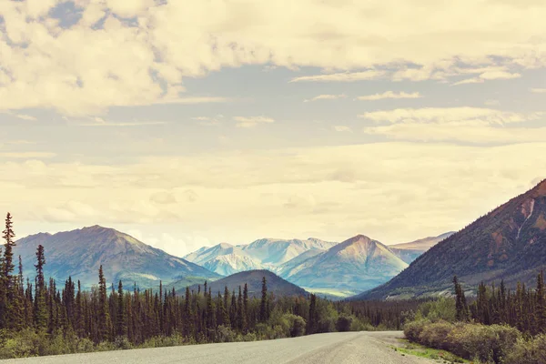 Pittoreska bergsutsikt i Canadian Rockies — Stockfoto
