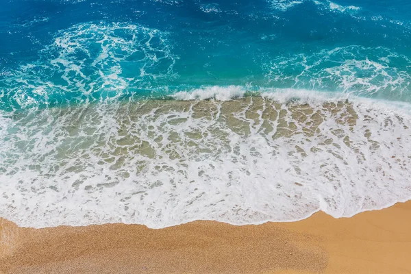 Blauwe Golf op het strand — Stockfoto
