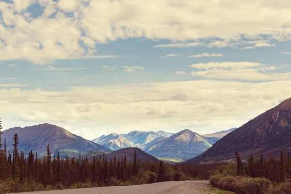 Kanada kayalık dağlarında dağ görünümünde pitoresk — Stok fotoğraf