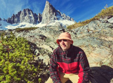 Adam Sierra Nevada dağlarında