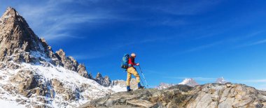 Adam Sierra Nevada dağlarında