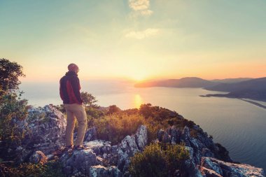 Adam sırf Uçurumdaki