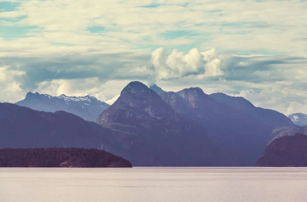 Γαλήνια ατμόσφαιρα δίπλα στη λίμνη στο βουνό στον Καναδά — Φωτογραφία Αρχείου