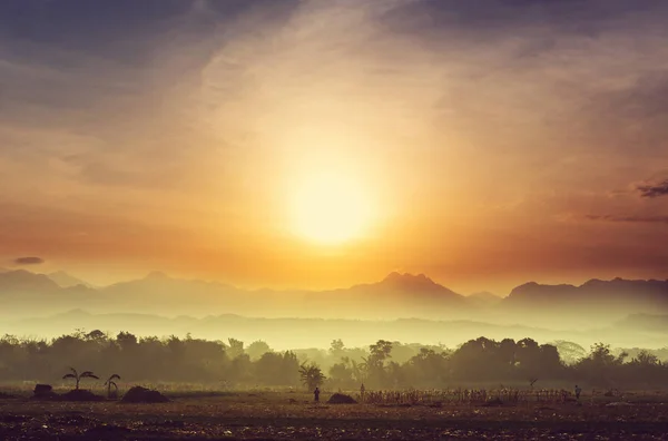Μαγευτική ανατολή του ηλίου στο αγροτικό τοπίο — Φωτογραφία Αρχείου