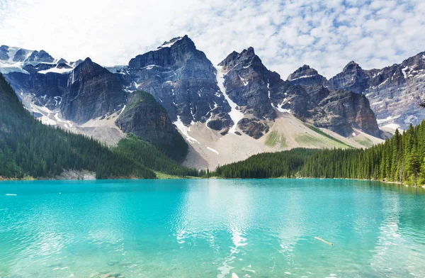 Belas águas azul-turquesa do lago Moraine — Fotografia de Stock