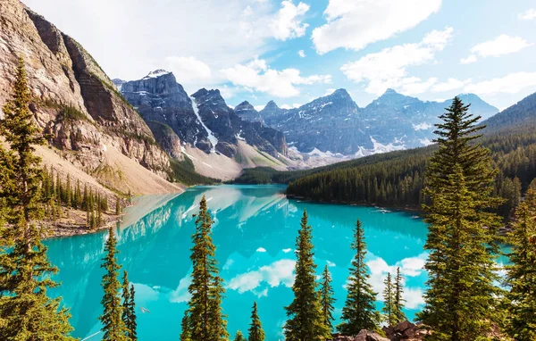 Belas águas azul-turquesa do lago Moraine — Fotografia de Stock