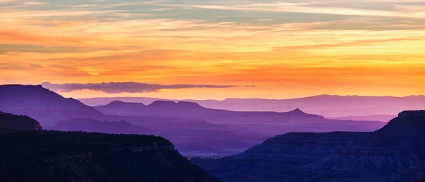 Bergen silhouet bij zonsondergang — Stockfoto