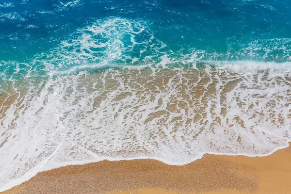 在海滩上的蓝色波浪 — 图库照片