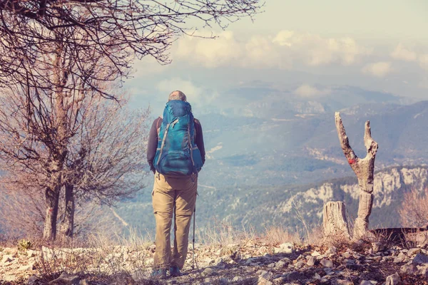 Backpacker i leden. — Stockfoto