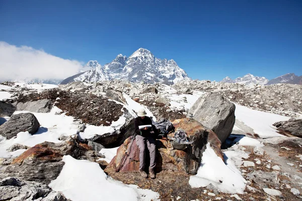 Mann in den Bergen in der Region Sagarmatha — Stockfoto