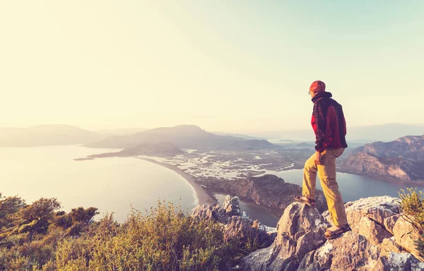 Mann auf der steilen Klippe — Stockfoto