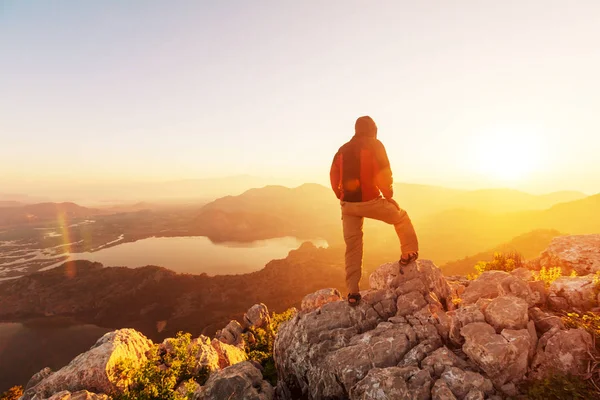 L'uomo sulla scogliera — Foto Stock