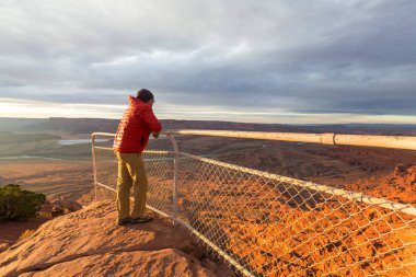 Uzun yürüyüşe çıkan kimse Utah dağlarda