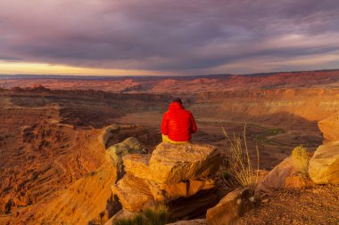 Uzun yürüyüşe çıkan kimse Utah dağlarda