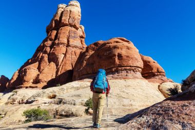 Uzun yürüyüşe çıkan kimse Utah dağlarda
