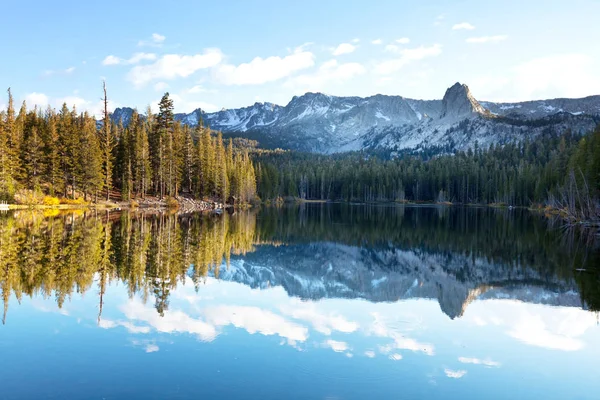 Beautiful nature scene in autumn mountains — Stock Photo, Image