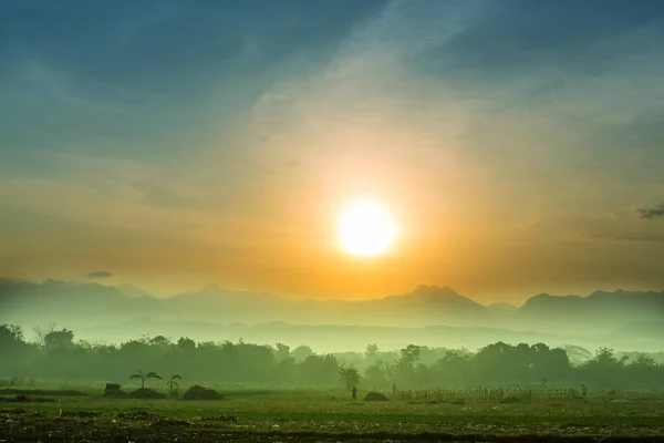 Majestatyczny sunrise w wiejski krajobraz — Zdjęcie stockowe