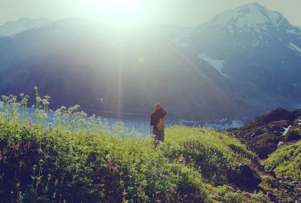 Escursionismo uomo nelle montagne canadesi — Foto Stock