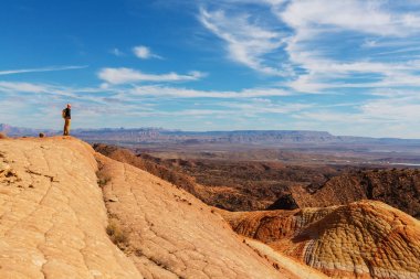 Uzun yürüyüşe çıkan kimse Utah dağlarda