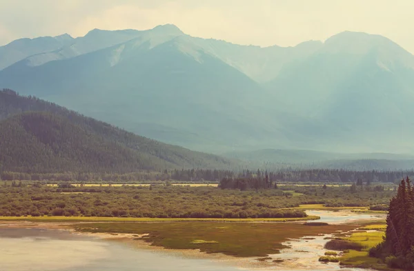 Escena serena junto al lago de montaña — Foto de Stock