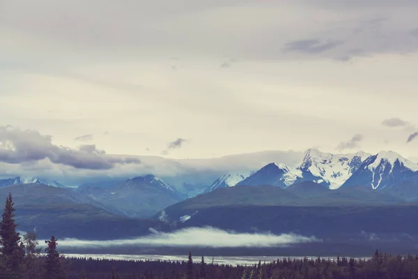 Γραφικά βουνά της Αλάσκας — Φωτογραφία Αρχείου