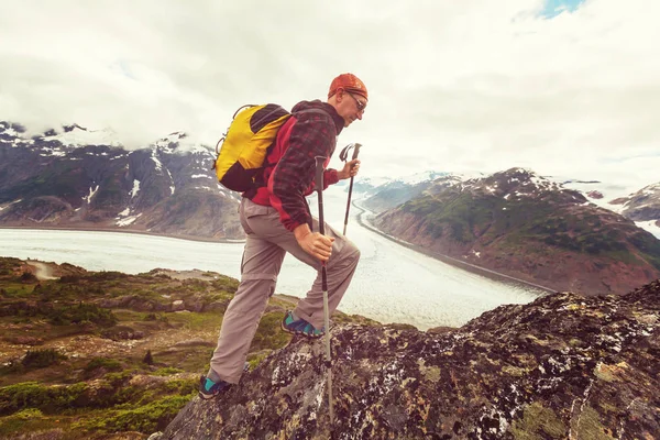 Escursionismo uomo nelle montagne canadesi — Foto Stock