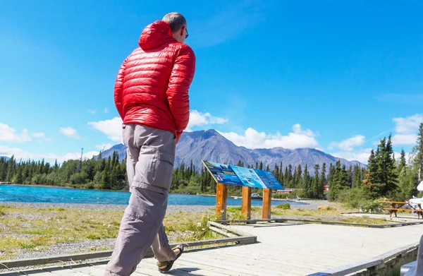 Piesze wędrówki człowieka w kanadyjskich górach — Zdjęcie stockowe