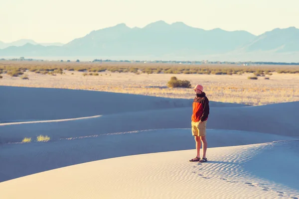 Escursionista nel deserto di sabbia — Foto Stock