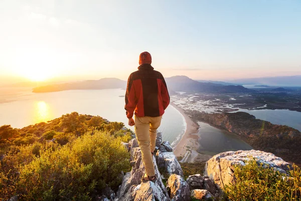 Mann auf der steilen Klippe — Stockfoto