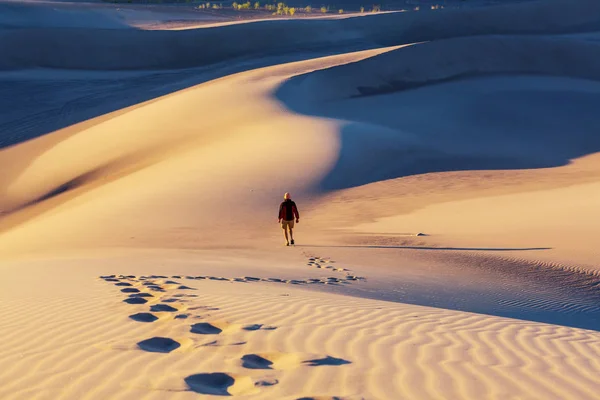 Homem em Sand dunes em Califórnia — Fotografia de Stock