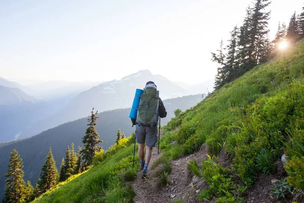 Backpacker i sommarbergen — Stockfoto