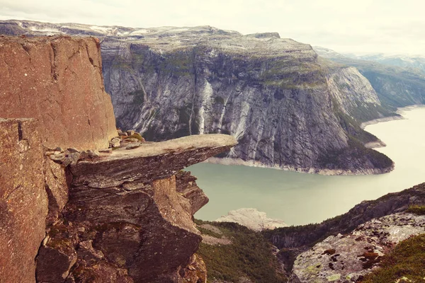 Trolltunga na Noruega turismo famoso — Fotografia de Stock