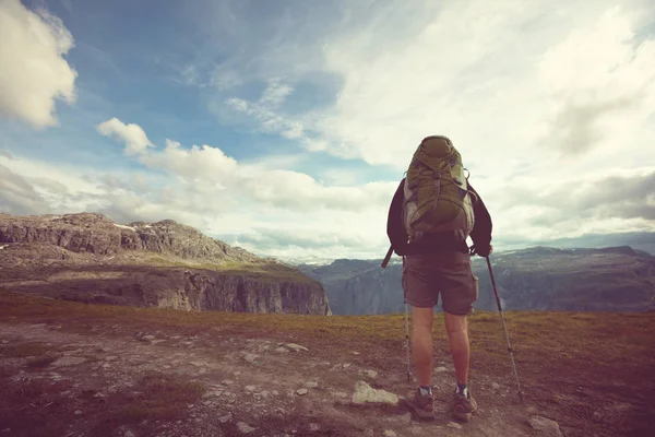 Turista v Norsku horách — Stock fotografie