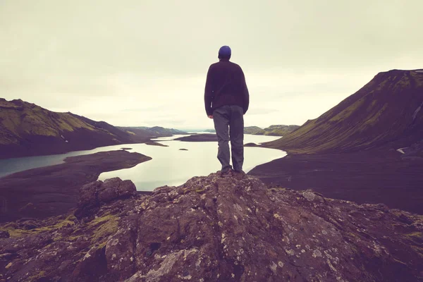 Escursionista in Islanda vicino al lago — Foto Stock