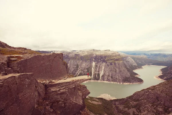 Trolltunga na Noruega turismo famoso — Fotografia de Stock