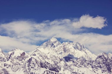 Everest dağ karla kaplı