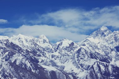 Everest dağ karla kaplı