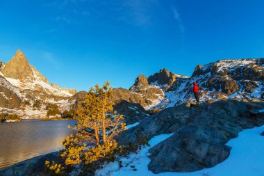Sierra Nevada'yürüme cihazları hiking ile adam 