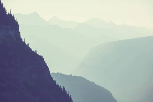 Picturesque rocky peaks — Stock Photo, Image