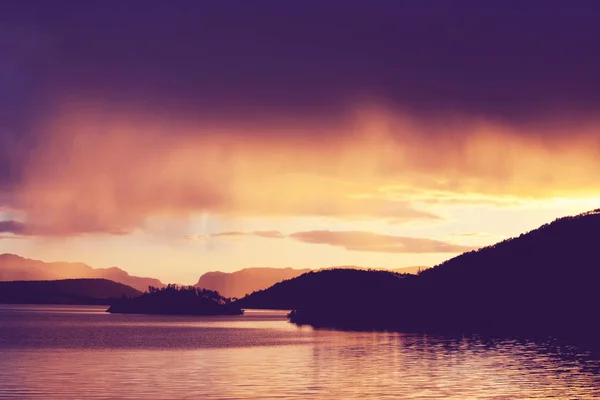 Zonsondergang scène op het meer — Stockfoto