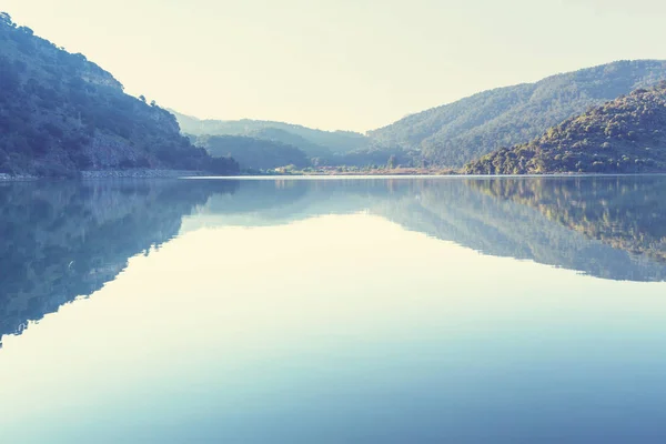 Мальовниче озеро зі спокійною водою . — стокове фото