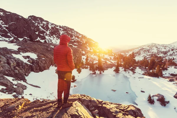 Homem com equipamento de caminhadas andando na Serra Nevada — Fotografia de Stock