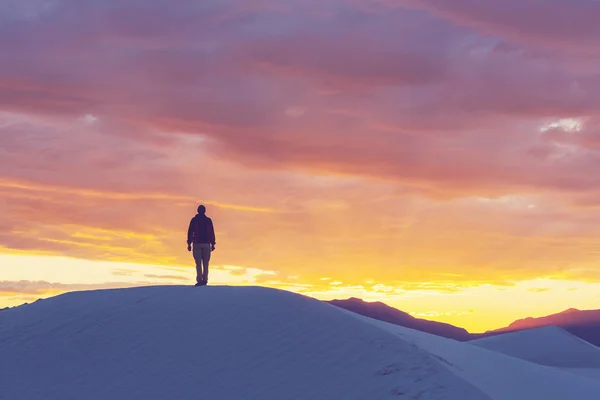 Escursionista nel deserto bianco — Foto Stock