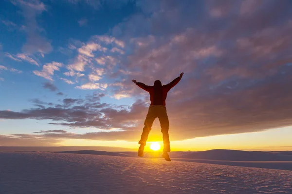 Wanderer in weißer Wüste — Stockfoto