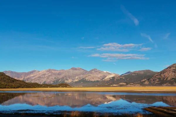山の湖で静かなシーン — ストック写真