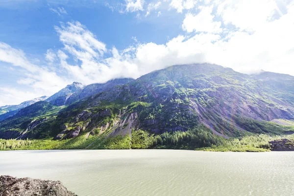 Мальовничим видом на гори в канадських Скелястих горах — стокове фото