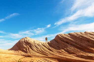 Uzun yürüyüşe çıkan kimse Utah dağlarda